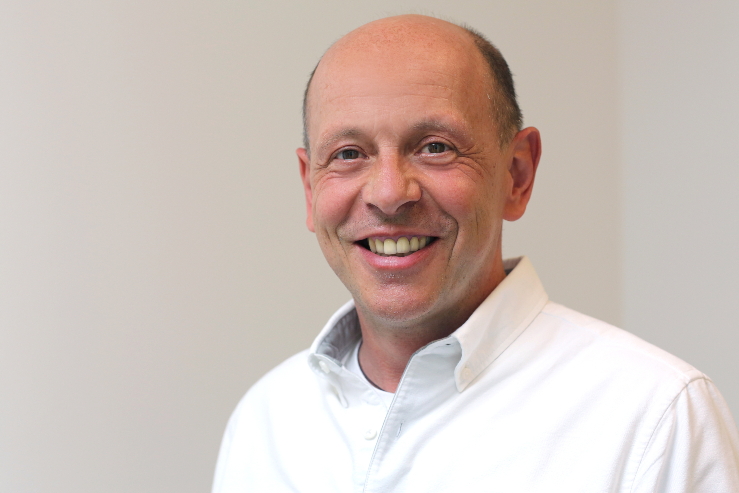 Hier ist zu sehen die Person Horst Schneider, Geschäftsführer PSP Homburg mit weißem Hemd vor hellgrauem Hintergrund.